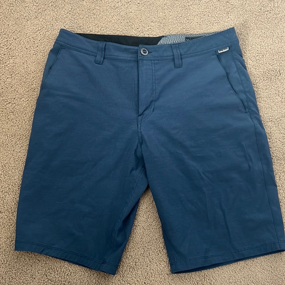 Volcom men’s hybrid shorts size 33 blue